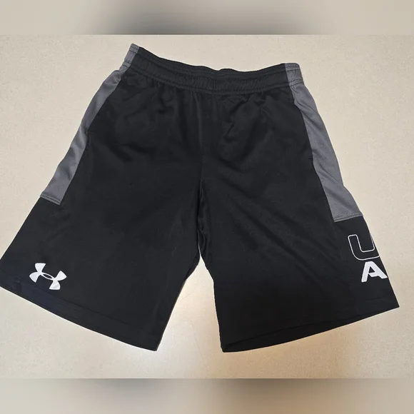 Under Armour Heatgear Loose Stunt Big Logo Shorts Boy's Youth S Small Black Gray - Picture 3 of 8